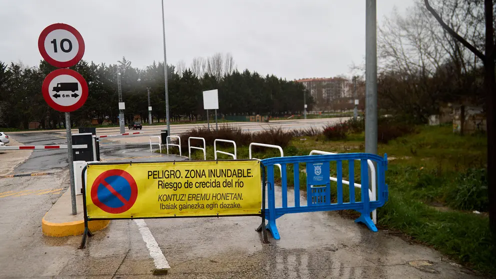 La crecida río Arga a su paso por Pamplona ha afectado a los parques y paseos próximos al río y ha obligado a la Policía Municipal a cortar el tráfico rodado y peatonal en varios puntos de la ciudad . IÑIGO ALZUGARAY