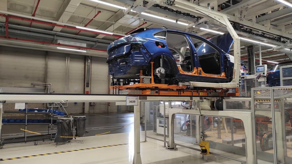 Vehículo en el taller de montaje de Volkswagen Navarra, que en el año 2026 lanzará dos modelos eléctricos. EUROPA PRESS