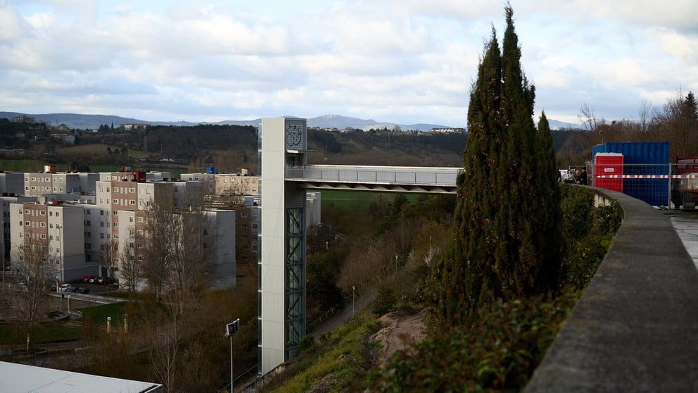 La Gerencia y Comisión de Urbanismo del Ayuntamiento de Pamplona visita las obras del ascensor urbano que une Echavacoiz norte con el Grupo Urdánoz. IÑIGO ALZUGARAY