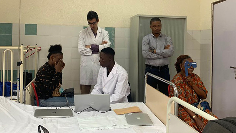 Los profesionales voluntarios de la fundación NAMA de Navarra detectan patologías oculares en el Congo de forma telemática. CEDIDA