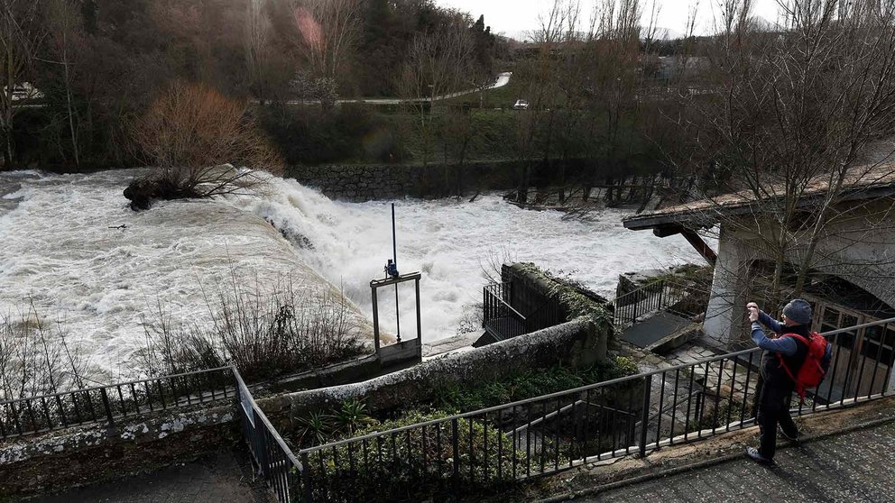 El cauce del rio Ultzama a su a su paso por la localidad navarra de Villava recupera su cauce después de las intensas lluvias de estos días. Los niveles de preemergencia y emergencia del Plan de Inundaciones activados este martes se irán desactivando durante esta jornada de miércoles en Navarra, mientras el pico del río Ebro llegará a Tudela a las 2:30 horas de la madrugada. A lo largo de este miércoles ha ido volviendo poco a poco la normalidad a las zonas más afectadas por las crecidas de los ríos durante el martes y así se han ido desactivando los planes de emergencia y abriendo al tránsito paseos, caminos y aparcamientos próximos a los cauces como ha sucedido en poblaciones de la comarca de Pamplona. EFE/ Jesús Diges