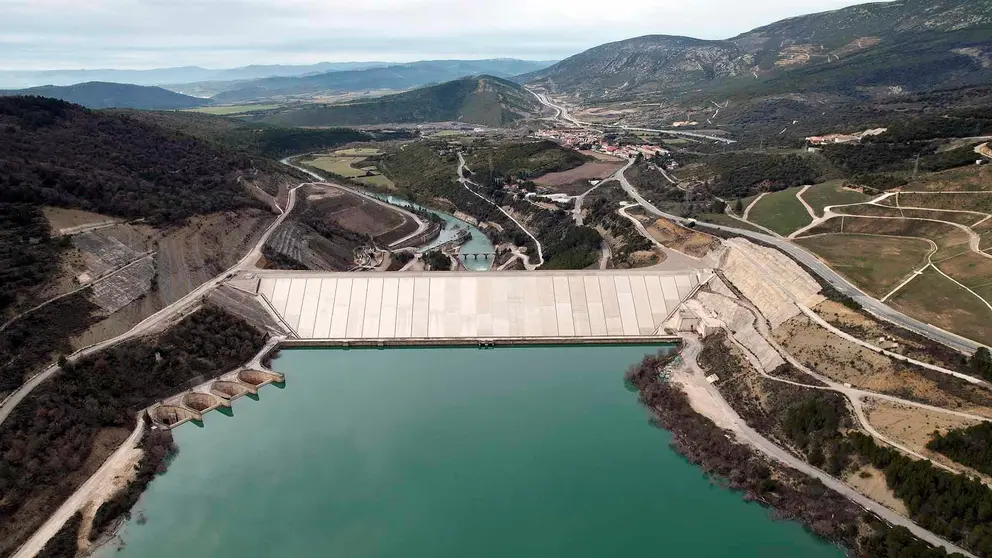 Las intensas lluvias caídas durante las últimas 24 horas han elevado a casi la capacidad máxima de los embalses, cabe destacar el nivel alcanzado por el pantano de Yesa, que tras permanecer parte del año pasado casi en situación critica, está actualmente al 95,38% El resto de embalses, salvo el de Alloz (87,03 %), están también por encima del 90 %: Eugi (92,30 %) y Itoiz (90,45 %). EFE/ Jesús Diges