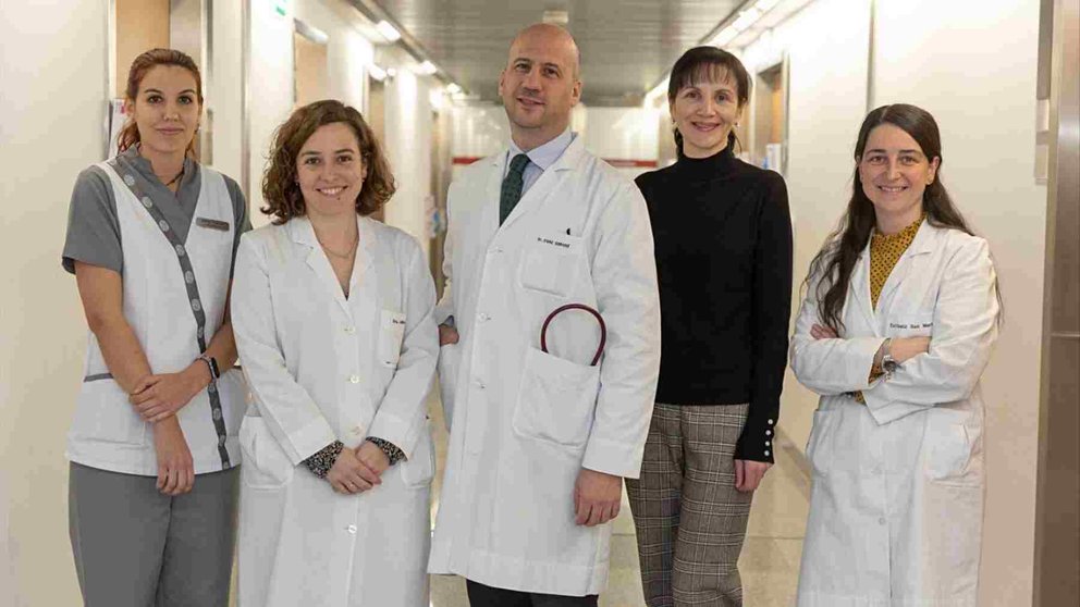 El equipo de investigación con el doctor Ponz-Sarvise en el centro. CLÍNICA UNIVERSIDAD DE NAVARRA