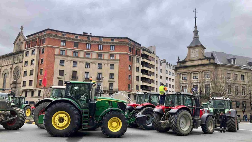Los tractores toman el centro de Pamplona. EN la imagen, colapsando la plaza Merindades. ÍÑIGO ALZUGARAY.