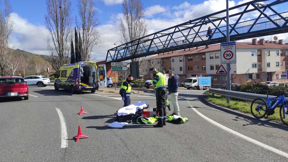 Herido leve un ciclista de 74 años en la rotonda de acceso a Ansoáin en la PA-30. GUARDIA CIVIL