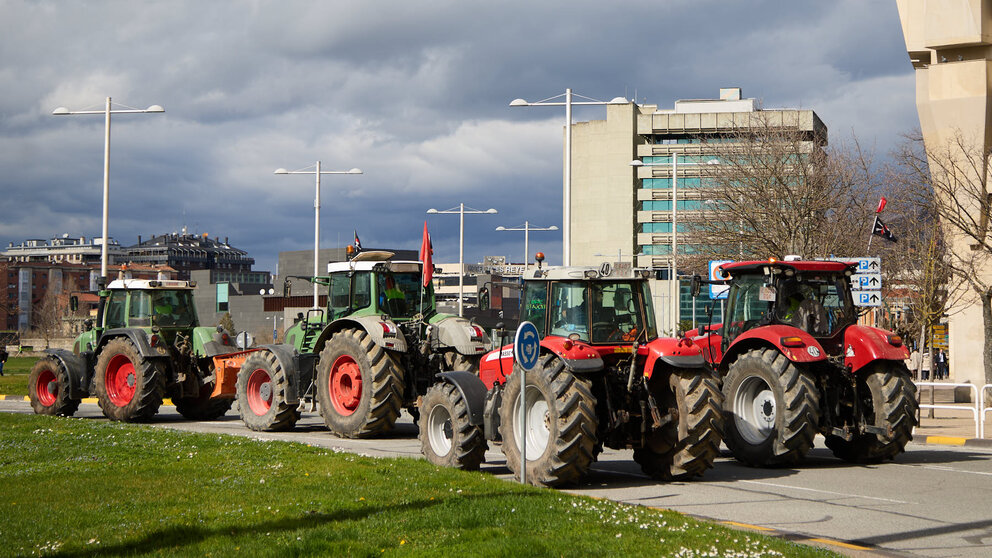 Varios tractores colapsan el tráfico en el Plaza de los Fueros de Pamplona en plena hora punta hasta que son convencidos por agentes de Policía Municipal de que abandonen el centro de la ciudad, durante la cuarta semana de protestas por la situación del sector agrícola y ganadero en Navarra. IÑIGO ALZUGARAY