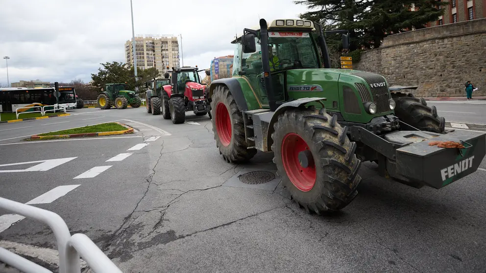 Varios tractores colapsan el tráfico en el Plaza de los Fueros de Pamplona en plena hora punta hasta que son convencidos por agentes de Policía Municipal de que abandonen el centro de la ciudad, durante la cuarta semana de protestas por la situación del sector agrícola y ganadero en Navarra. IÑIGO ALZUGARAY