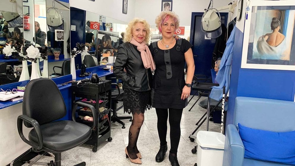 Las hermanas Amparo y Beatriz Gómez Zudaire en la peluquería Betty de Pamplona. Navarra.com