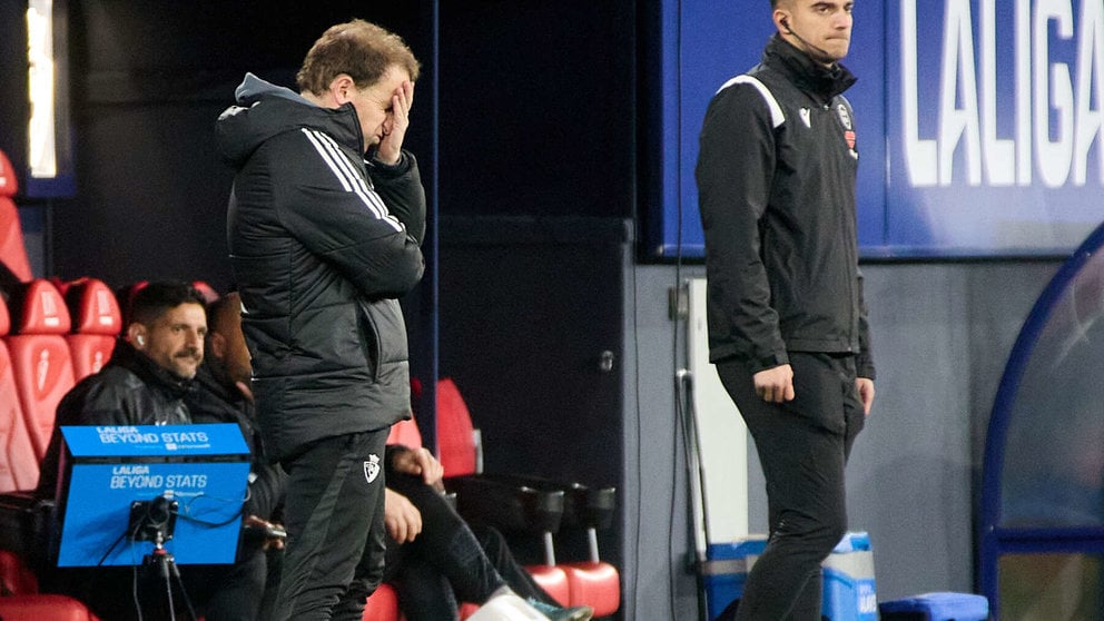 Jagoba Arrasate (entrenador CA Osasuna) durante el partido de La Liga EA Sports entre CA Osasuna y Deportivo Alavés disputado en el estadio de El Sadar en Pamplona. IÑIGO ALZUGARAY