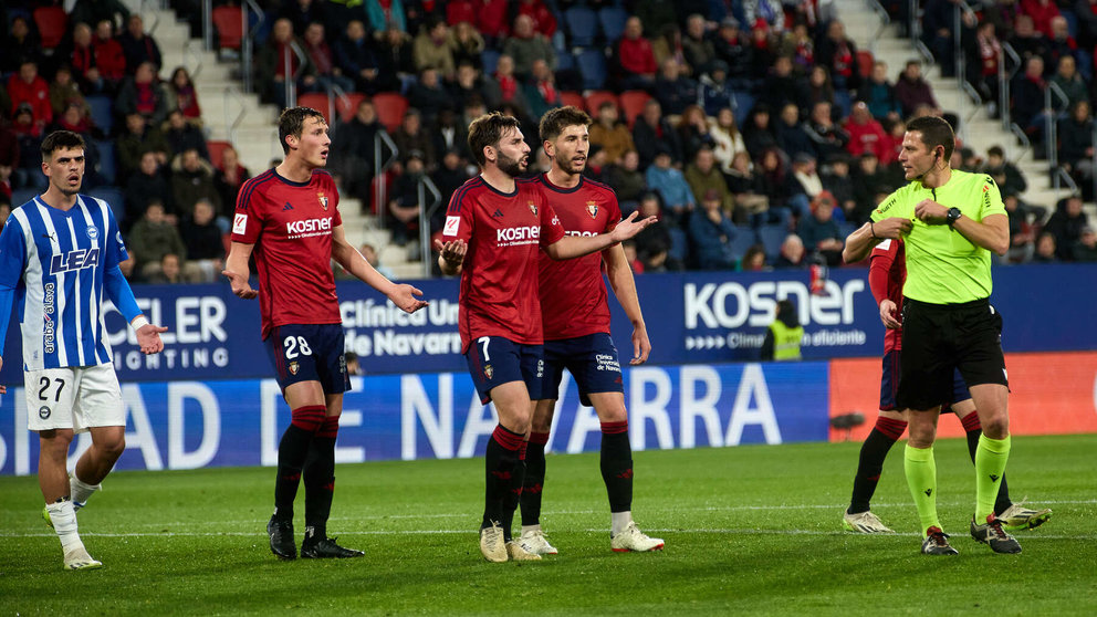 Javi López (27. Deportivo Alaves), Jorge Herrando (28. CA Osasuna), Jon Moncayola (7. CA Osasuna), David García (5. CA Osasuna) y Jorge Figueroa Vázquez (árbitro del partido) durante el partido de La Liga EA Sports entre CA Osasuna y Deportivo Alavés disputado en el estadio de El Sadar en Pamplona. IÑIGO ALZUGARAY