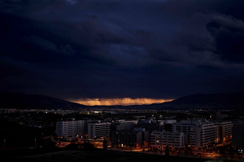 23- Una tormenta pasa junto a Pamplona durante un atardecer de otoño. Pamplona, 2 de noviembre de 2023. Pablo Lasaosa. Navarra.com