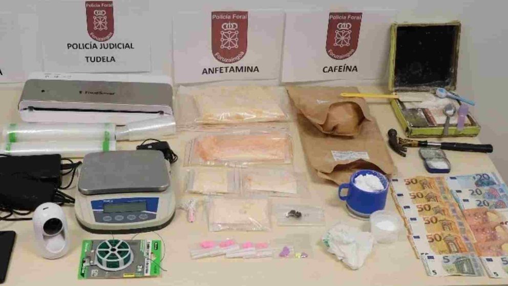 Droga, dinero y materiales de corte incautados en Tudela. POLICÍA FORAL