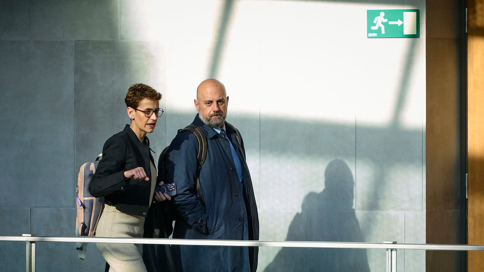 María Chivite junto a José Luis Arasti minutos antes del comienzo del Pleno del Parlamento. PABLO LASAOSA