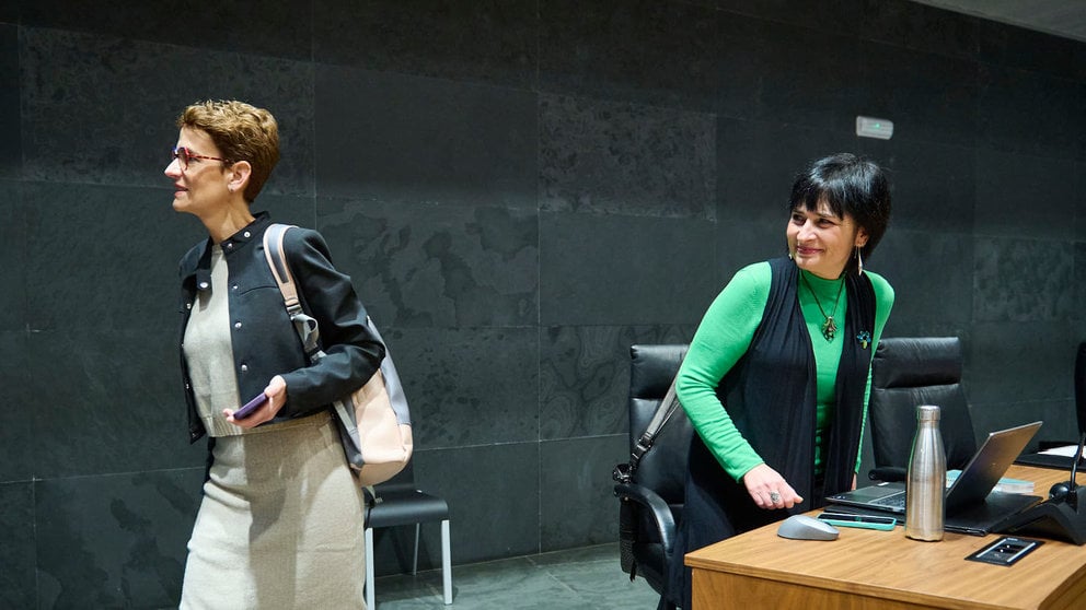 María Chivite junto a Laura Aznal, de EH Bildu minutos antes del comienzo del Pleno del Parlamento. PABLO LASAOSA