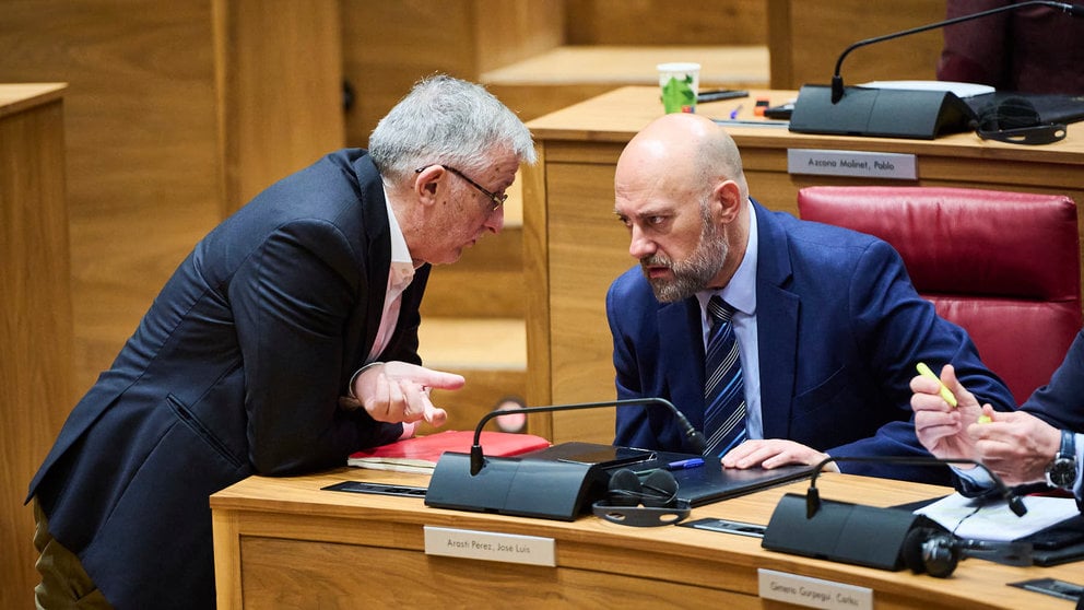 Félix Taberna habla con el consejero Arasti. PABLO LASAOSA