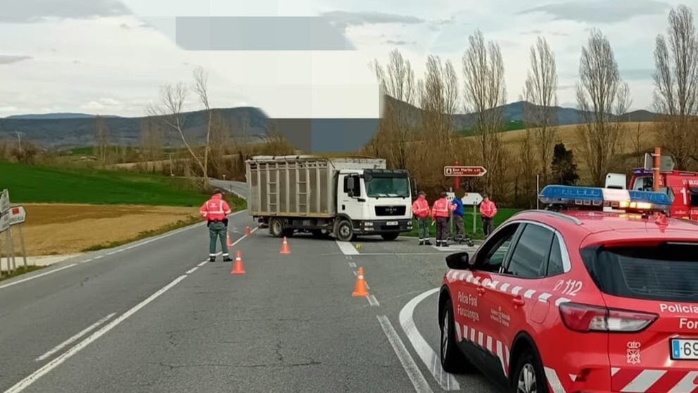 Un ciclista de 54 años, herido grave tras ser atropellado por un camión en Artáiz. POLICÍA FORAL