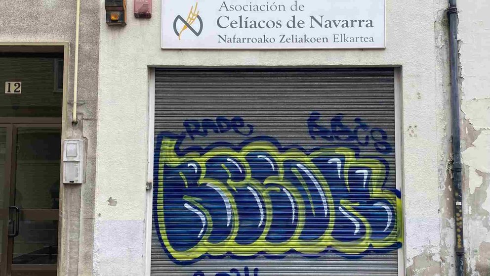 Fachada de la Asociación de Celiacos de Navarra, en cuya persiana ha aparecido una pintada. CEDIDA
