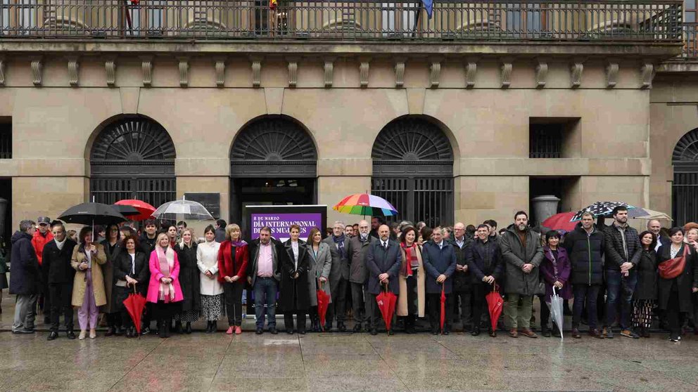El Gobierno de Navarra y parlamentarios de  varios grupos políticos en la concentración del 8M a las puertas del Palacio de Navarra. GOBIERNO DE NAVARRA