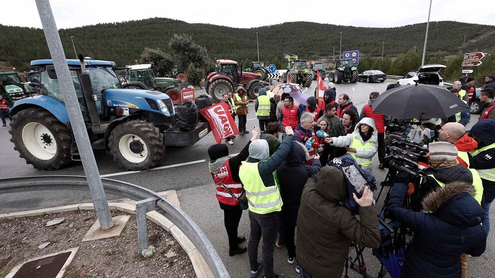 Grupos de personas parte de la UAGN y la UCAN participan en una protesta este viernes, en Pamplona. UAGN y UCAN han emplazado al Gobierno foral a ser "receptivo" con sus propuestas, dentro de las reivindicaciones que desde hace un mes lleva a cabo el sector primario con protestas y que tiene la fiscalidad como "línea roja". Lo ha dicho a los periodistas el presidente de la UAGN, Félix Bariáin, tras participar en la concentración convocada por ambas organizaciones en las inmediaciones de la Autovía Pamplona-Jaca a la altura de Liédena, donde tenían previsto cortar la circulación durante 10 minutos, aunque finalmente no han obtenido autorización y se han limitado a ocupar uno de los carriles con sus tractores. EFE/ Jesús Diges