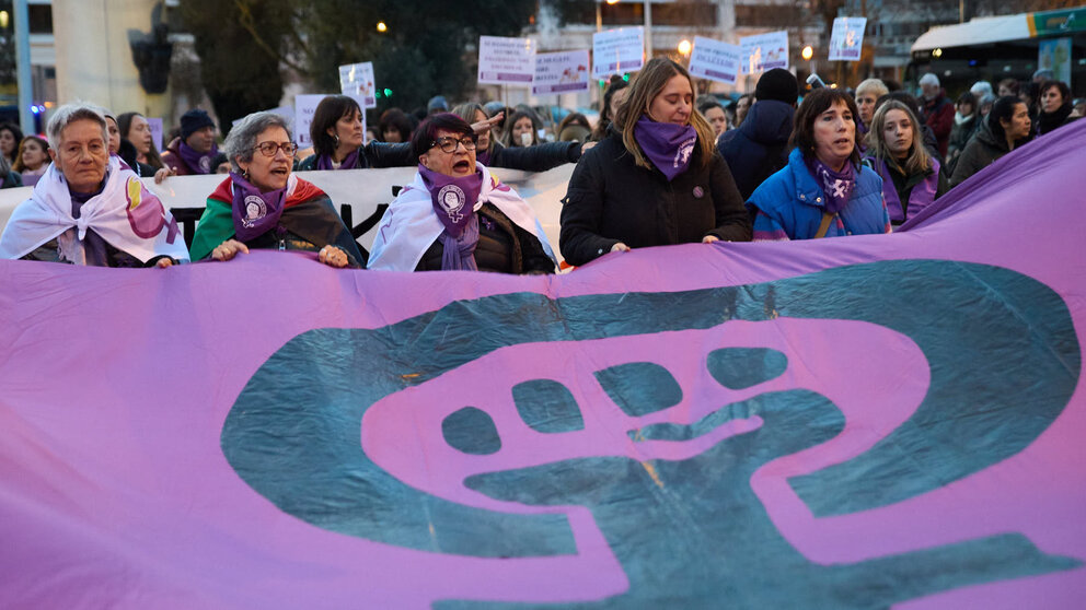 Miles de personas recorren las calles de Pamplona en el Día Internacional de la Mujer en una manifestación convocada por el movimiento feminista con motivo del 8M. IÑIGO ALZUGARAY