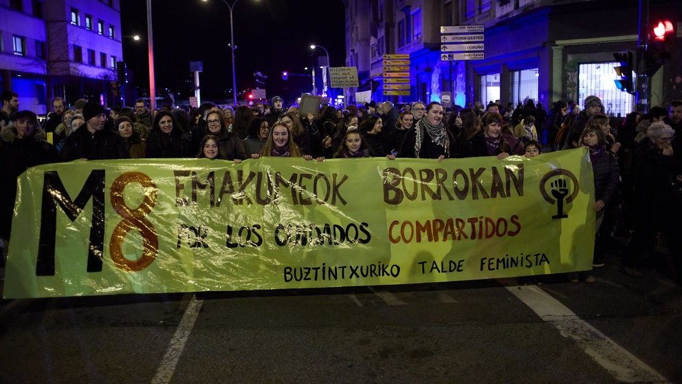 Miles de personas recorren las calles de Pamplona en el Día Internacional de la Mujer en una manifestación convocada por el movimiento feminista con motivo del 8M. IÑIGO ALZUGARAY