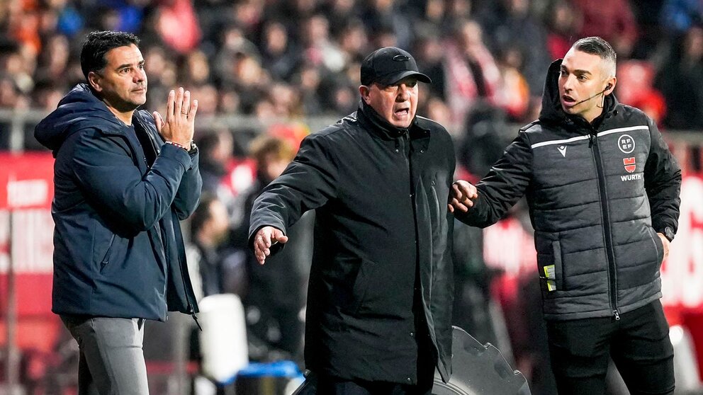 El entrenador del Girona Míchel Sánchez (i) durante un partido de la jornada 28 de LaLiga que Girona FC y Atlético Osasuna disputan este sábado en el estadio de Montilivi, en Girona. EFE/ David Borrat