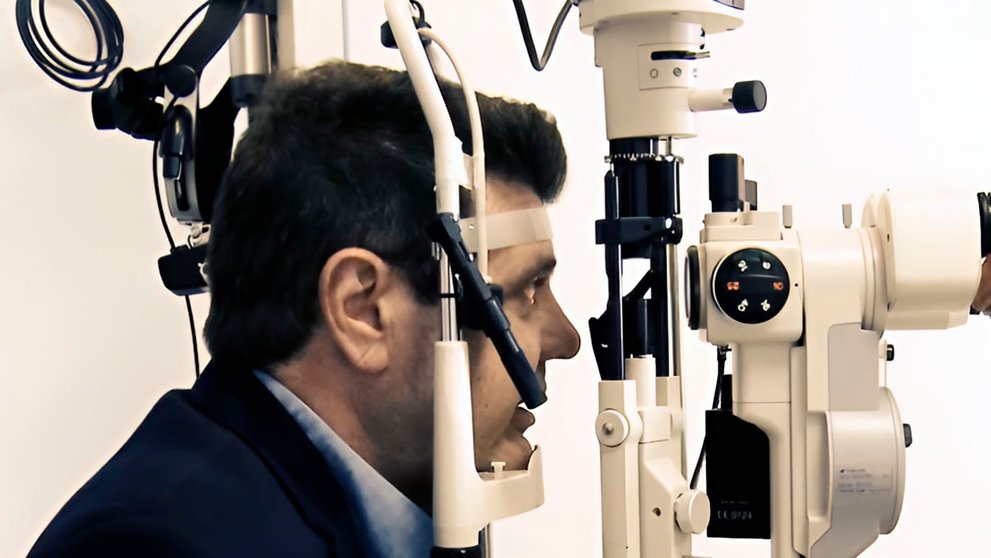 Un paciente se revisa la vista en la consulta de un oftalmólogo. CEDIDA