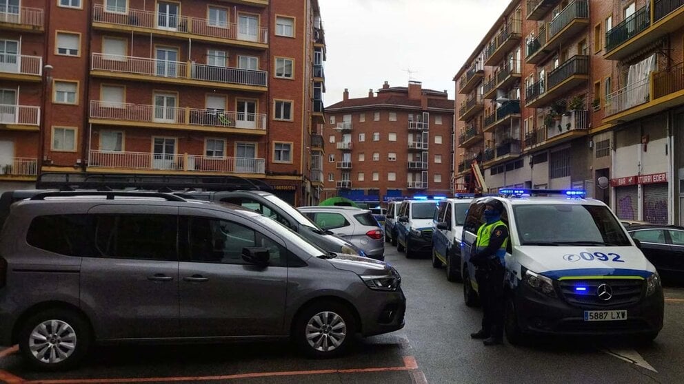 Coches patrulla en la calle Monasterio Viejo de San Pedro, en el pamplonés barrio de la Rochapea. POLICÍA MUNICIPAL DE PAMPLONA