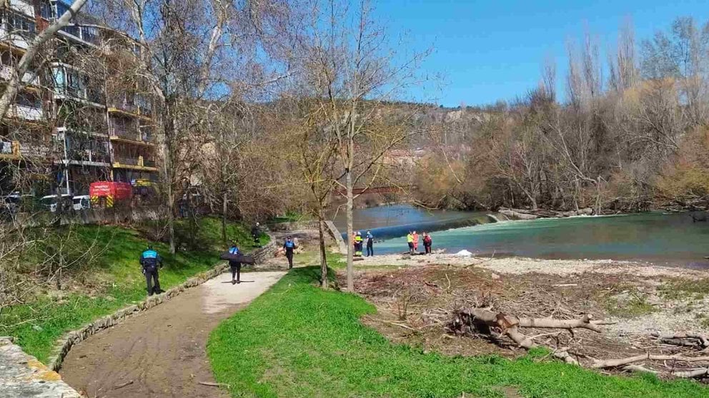 Agentes de la Policía municipal de Pamplona acceden a la zona del río en Errotazar, donde ha aparecido el cuerpo. NAVARRA.COM