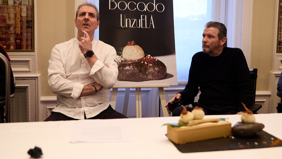 El Colegio de Médicos y el chef Álex Múgica presentan el 'Bocado solidario UnzuELA', en homenaje a Juan Carlos Unzué y en favor de la Asociación Navarra de Esclerosis Lateral Amiotrófica (ANELA). IÑIGO ALZUGARAY