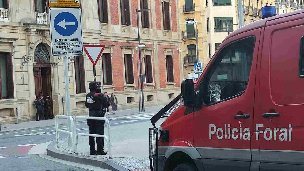 Agentes de Policía Foral de Navarra custodian el Parlamento ante el aviso de una nueva protesta de los agricultores. NAVARRA.COM