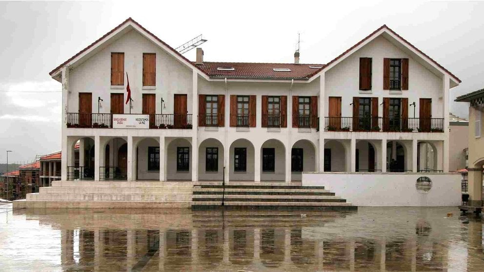 Fachada del Ayuntamiento de Irurzun en la que no luce la bandera de España. GOBIERNO DE NAVARRA
