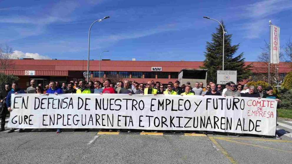 Trabajadores y miembros del comité de empresa de BSH Esquíroz, ante las puertas de la fábrica. EUROPA PRESS