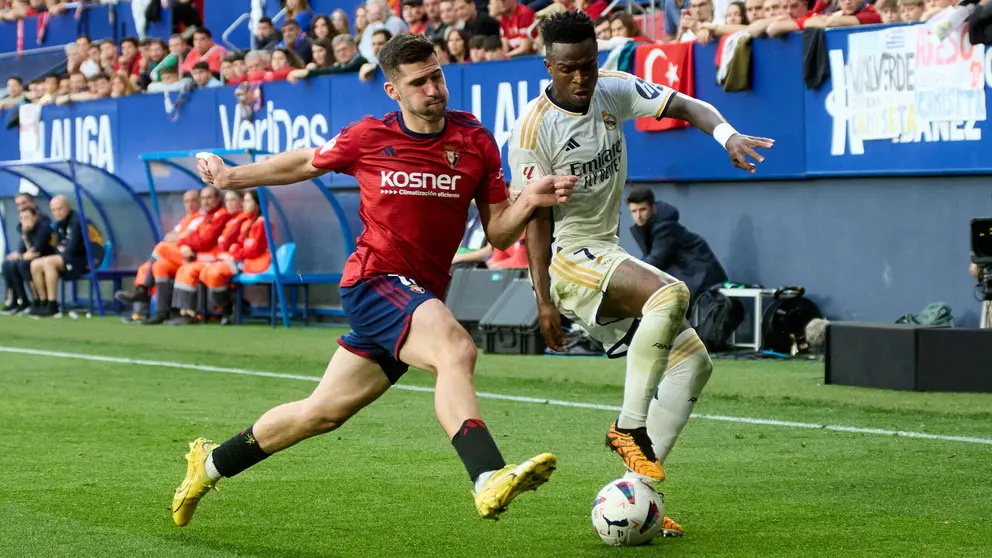 Jesús Areso (12. CA Osasuna) y Vinícius Júnior (7. Real Madrid CF) durante el partido de La Liga EA Sports entre CA Osasuna y Real Madrid CF disputado en el estadio de El Sadar en Pamplona. IÑIGO ALZUGARAY