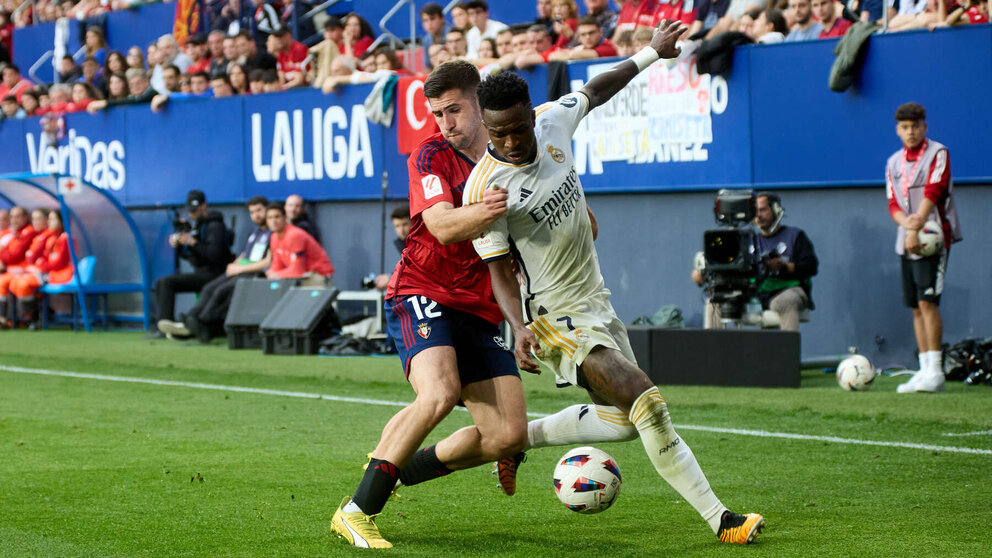 Jesús Areso (12. CA Osasuna) y Vinícius Júnior (7. Real Madrid CF) durante el partido de La Liga EA Sports entre CA Osasuna y Real Madrid CF disputado en el estadio de El Sadar en Pamplona. IÑIGO ALZUGARAY