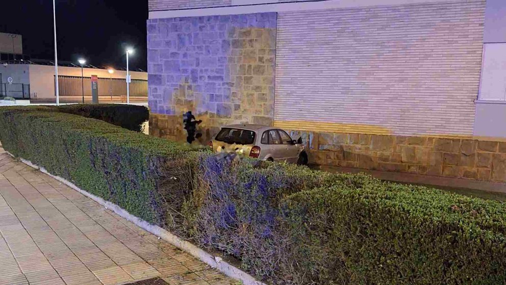 El coche saltó el seto y se estampó contra el muro. POLICÍA MUNICIPAL DE PAMPLONA