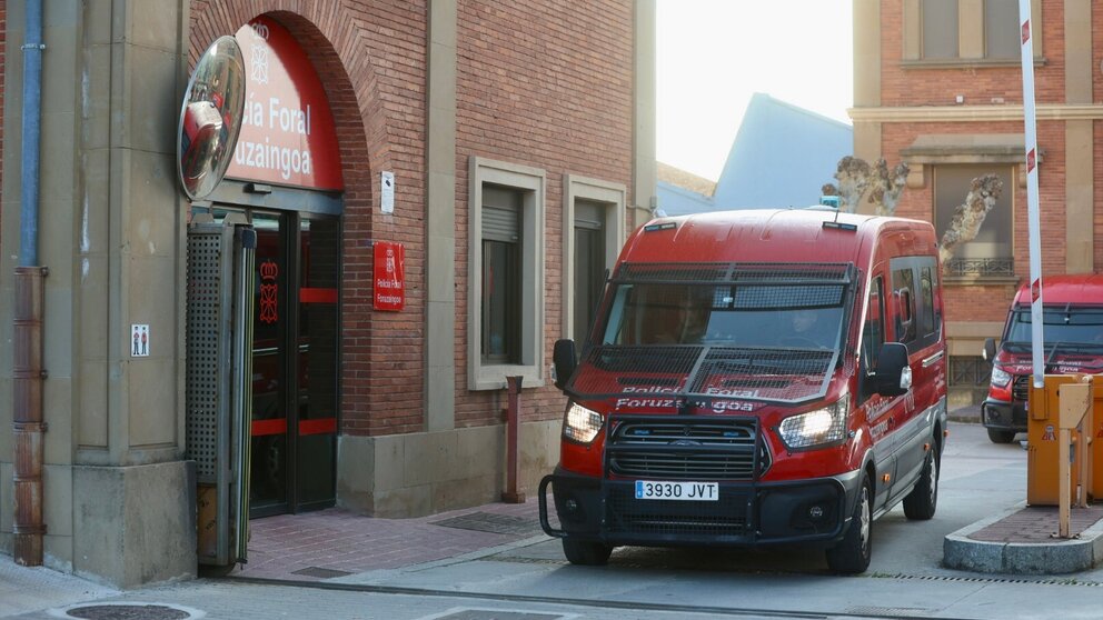 Un furgón de la Policía Foral sale de la Comisaría de Pamplona. ÍÑIGO ALZUGARAY