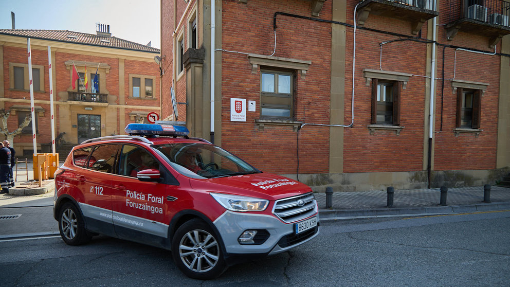 Un coche patrulla del a Policía Foral en la comisaría de Beloso.IÑIGO ALZUGARAY