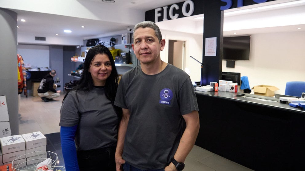 Teresa y Roberth Chacón en Fico Store en la  Avenida Zaragoza 67 de Pamplona. IÑIGO ALZUGARAY
