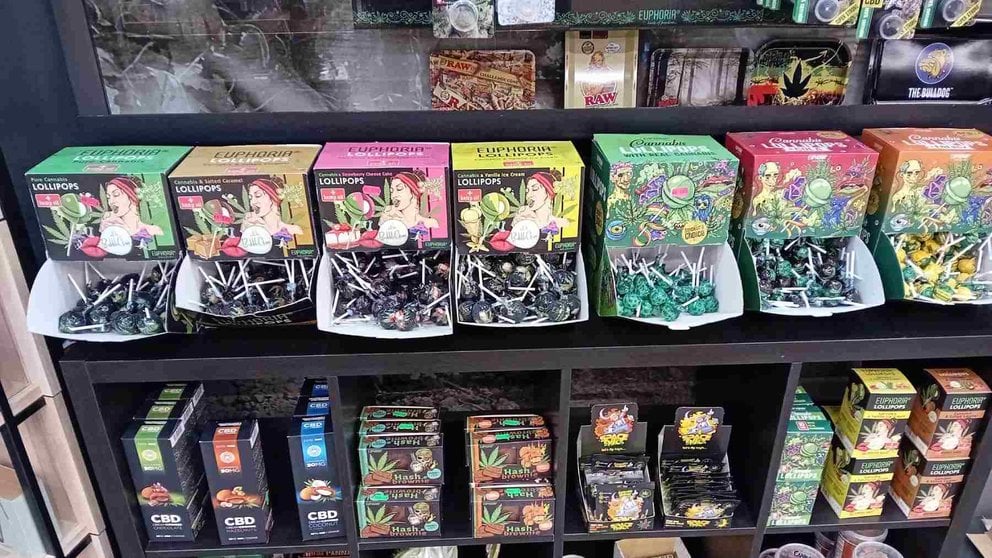 Gominolas y chupachups decomisados en las tiendas de productos cannábicos de Navarra. POLICÍA FORAL