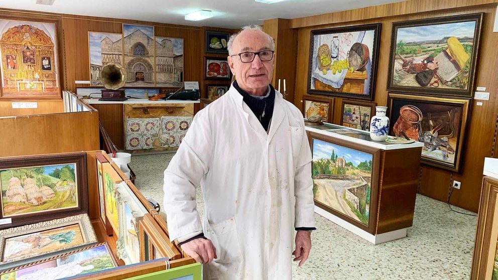 El pintor Juan Bautista Ilundáin en su tienda-exposición en Burlada. Navarra.com