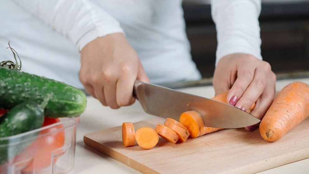 Una persona cortando una zanahoria. CEDIDA