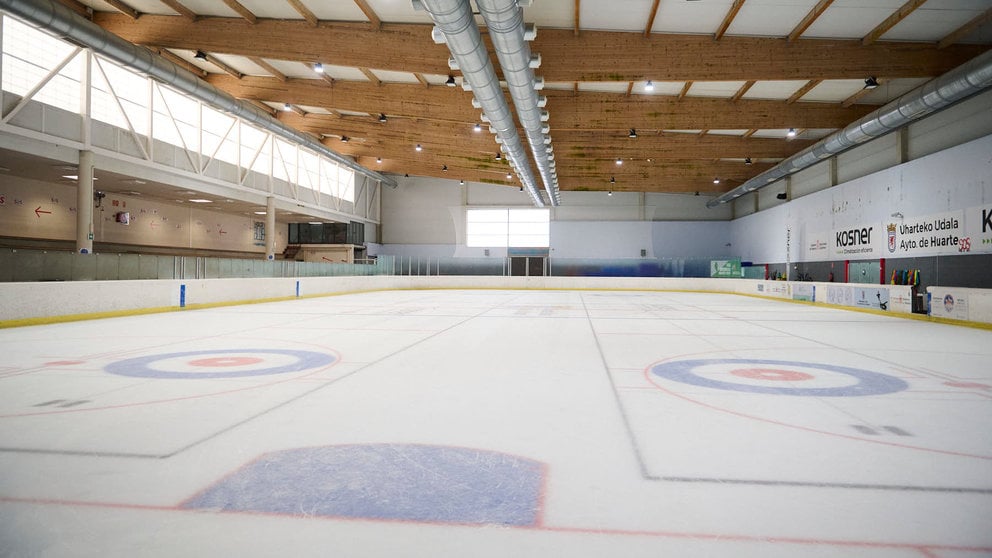 Visita de la Comisión de Cultura, Deporte y Turismo a la pista de hielo Palacio de Hielo de Huarte. PABLO LASAOSA