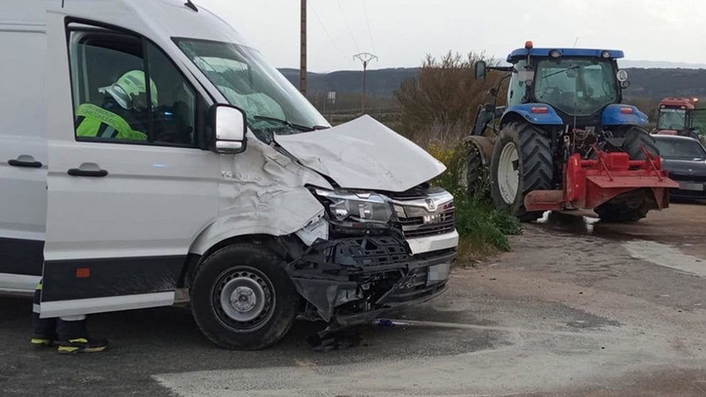 Herido grave un conductor de 55 años tras chocar con un tractor en Viana. BOMBEROS DE NAVARRA