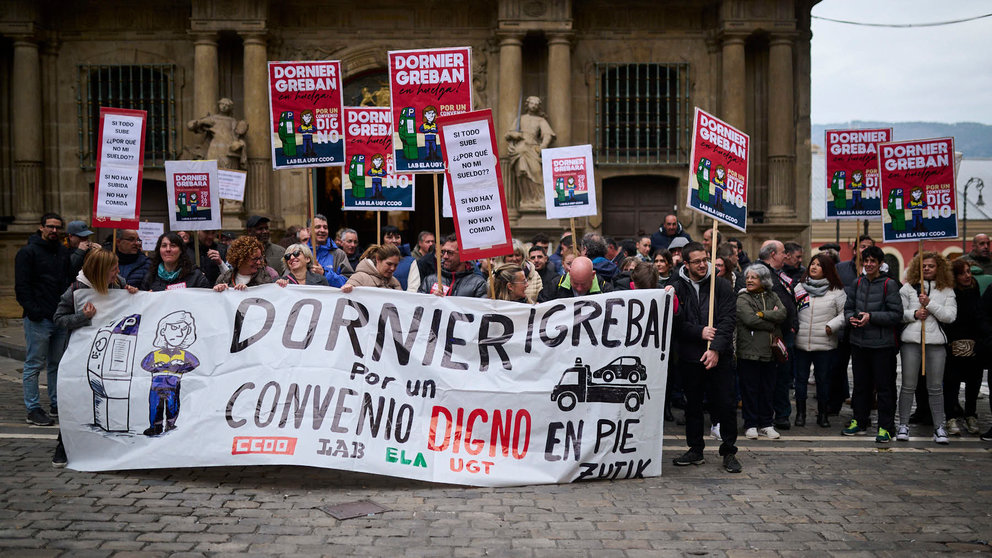 Concentración de trabajadores en huelga de la zona azul de Pamplona para reclamar "un convenio digno". PABLO LASAOSA