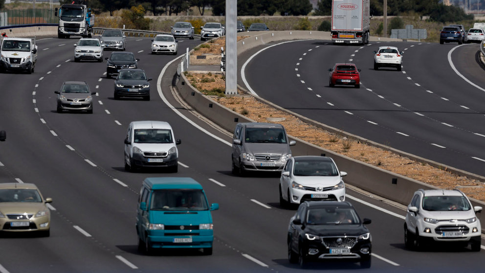 Vista del tráfico en una carretera de la ciudad de Valencia este jueves. Este jueves continúa el éxodo de los grandes núcleos urbanos que generará problemas de tráfico, más intensos desde primeras horas de la tarde en las carreteras de acceso a la costa de la Comunitat Valenciana, en la segunda fase de salida de Semana Santa. EFE/ Kai Forsterling