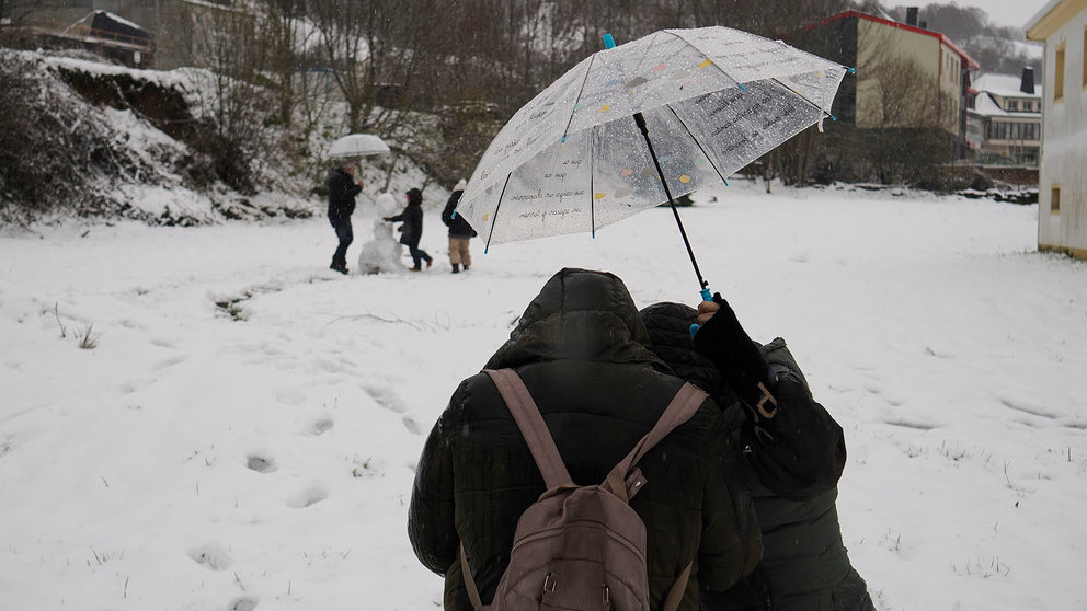 Varias personas se divierten con la nieve este jueves, tras una nevada en Pedrafita do Cebreiro (Lugo). El fuerte viento, el oleaje y las lluvias ponen en alerta a 16 comunidades autónomas. Perduran los efectos de la borrasca el Viernes Santo. EFE/ Eliseo Trigo