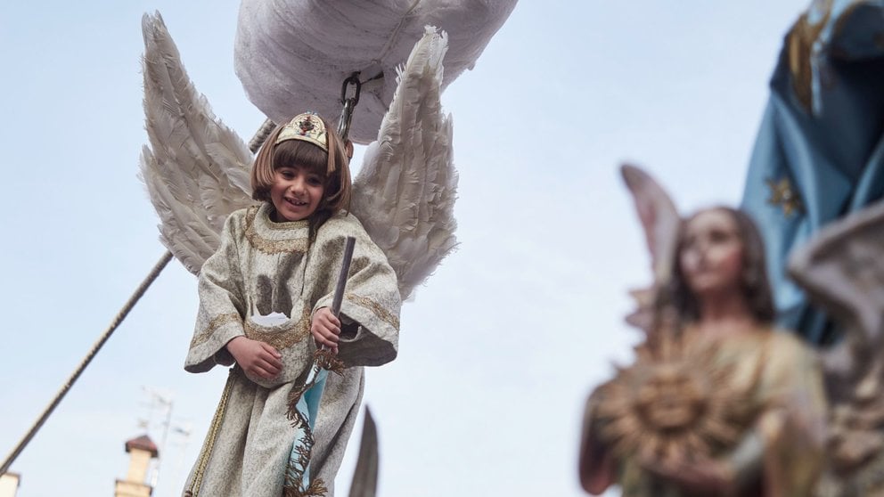 Imagen de archivo de la Bajada del Ángel en Tudela el año pasado, con el niño Diego Martón como protagonista. EDUARDO SANZ / EUROPA PRESS