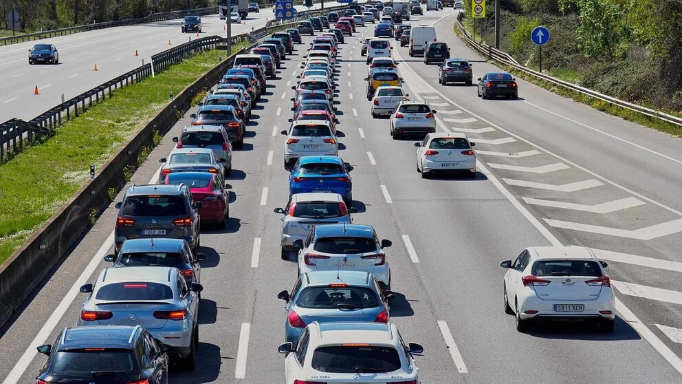 Imagen de archivo de vehículos y coches en una autopista / autovía durante una operación salida, con tráfico intenso. EFE/ Alejandro García