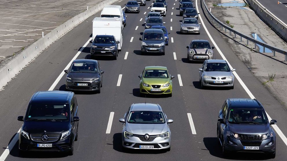 Imagen de archivo de vehículos y coches en una autopista / autovía durante una operación salida, con tráfico intenso. EFE/ Alejandro García